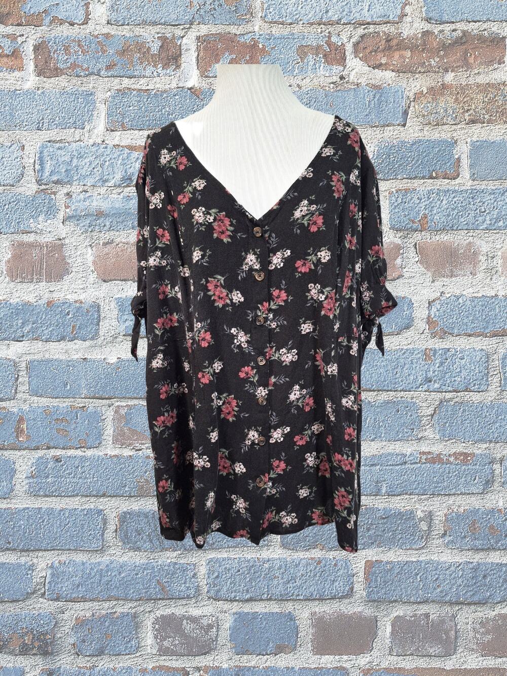 Torrid Size 2 (18-20) Botanical Top with Tie Sleeves